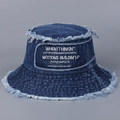 Cappello da pescatore in denim blu scuro con bordi sfrangiati e ricamo a lettere - Blu scuro