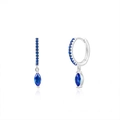 Détail macro de boucles d'oreilles en argent S925 avec pierres bleues taille marquise - Argent-Bleu