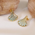 Makroansicht goldener fächerförmiger Ohrringe mit hellblauem Emaille-Muster - Blau