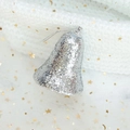 Cloche de Noël argentée scintillante avec ficelle sur fond de tricot blanc cassé - Cloches Argentées Lot de 5