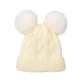 Détail du bonnet en maille crème avec texture torsadée et deux pompons blancs duveteux - Beige - Style Enfant À Double Pompon