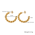Dettaglio orecchini a cerchio ritorti da 32mm in acciaio inossidabile placcato oro 18k - Stile Torsione a Spirale (E134)