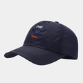 Dettaglio del cappello blu con fori di ventilazione laser e ricami colorati sul davanti - Regolabile / Blu navy