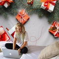 Tapiz navideño con ramas de pino y cajas de regalo rojas sobre fondo gris - 150x130cm / Patrón 4