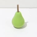 Éponge de maquillage verte en forme de poire avec tige marron sur fond blanc - Poire / Vert