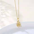 Dettaglio del ciondolo a foglia in oro 18K con zirconi su sfondo bianco pulito - Oro
