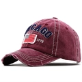 Berretto da baseball bordeaux lavato con ricamo Chicago e toppa vintage bandiera USA - Regolabile / Rosso Vino (JX-B444)