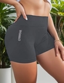 Hoch taillierte nahtlose dunkelgraue Sportshorts mit GYMWEAR-Schriftzug für Yoga - S / Dunkelgrau