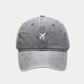 Primer plano del bordado de avión blanco en una gorra de béisbol de algodón gris lavado - Ajustable / Gris