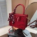 Borsa in pizzo rosso scuro con fiocco decorativo e foulard a cuori sul manico - Rosso