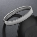 Bracciale elastico stile punk in metallo argento esposto su un supporto nero curvo - Argento