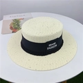 Dettaglio cappello di paglia con nastro plissettato nero e paillettes su un tavolo bianco - M (56-58 cm) Regolabile / Bianco Crema