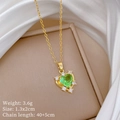 Dettaglio della collana con cuore di zircone verde e catena d'oro su scatola regalo - Stile Cuore Dorato Pietra Preziosa Verde (G437钛钢链条铜微镶吊坠)