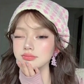 Bonnets en tricot à carreaux rose et beige pour bébés avec dentelle sur mannequin enfant - Bandana à Carreaux Rose
