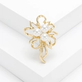 Elegante broche de flor con pétalos dorados y tres perlas blancas sobre fondo blanco - Dorado