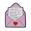 Pin's enveloppe rose en émail avec cœur et texte YOU'RE DOING A GREAT JOB gravé - Style d'Enveloppe Fais du Bon Travail (XZ9170)