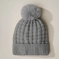 Graue Strickmütze mit silbernem Glanzgarn und großem Bommel, warme Wintermütze für Damen - Einheitsgröße / Grau