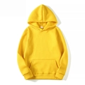 Détail d'un sweat à capuche jaune avec étiquette, cordon de serrage et poche kangourou - S / Hauts / Jaune