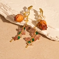 Dettaglio di orecchini a fiore con rami dorati, perle bianche e boccioli d'ambra - 22# 925 Sterling Silver Earring Post - Orecchini a Pendente con Bocciolo di Ambra Foresta Vintage