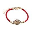 Detailansicht eines roten geflochtenen Armbands mit goldenem MOM-Anhänger und Steinen - CB0024 Rotes Seil