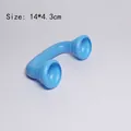 Dettaglio del ricevitore giocattolo blu a forma di U, dimensioni 14x4,3 cm su grigio - Celeste