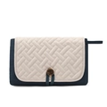 Tragbare beige und marineblaue gesteppte Wickelunterlage mit rustikalem Holzknopf - Blau und Weiß