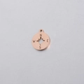Detalle macro del colgante brújula de oro rosa con estrella calada y letras grabadas - 12*14.3mm / Oro rosa