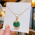 Collier en acier titane doré avec un pendentif cadenas en jade vert et détails diamants - Boucle Pingan Nuage Vert