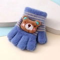 Détail du gant tricoté bleu à rayures pour enfant avec décoration d'ours en peluche brun - Gants en Tricot Ours 3D / Rayures Bleu Ciel/Ours