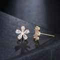 Elegantes pendientes de flores doradas con cristales brillantes y postes de plata S925 - Dorado