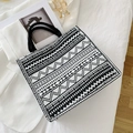 Grande borsa shopper in tessuto bianco e nero con motivi geometrici e manici a corda - Zigzag