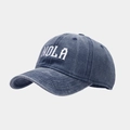 Détail de la broderie blanche NOLA et des coutures sur la casquette de baseball bleue - Réglable / Bleu marine