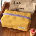 Dettaglio della borsa da toilette in tela gialla con cerniera viola e manico superiore - Giallo(Con Cerniera Viola)