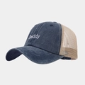 Detail der blauen Denim-Front mit Daddy-Stickerei und khakifarbenem Mesh-Netz am Trucker Hat - Verstellbar / Marineblau