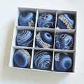 Set mit 9 luxuriösen dunkelblauen Satin-Weihnachtskugeln mit Silberglitzer und Pailletten - Blau 9-teiliges Set - 8cm