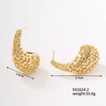 Dettaglio di orecchini a cerchio dorati con sfere in rilievo, misura 3,7cm per 1,8cm - Stile Sfera Granulata Vintage (E01624-2) / Oro