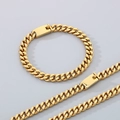 Detailed view of golden Cuban link necklace and bracelet set with sturdy clasp closure - Bracelet 20cm (8inch) / Gold