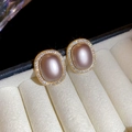 Vista detallada de pendientes de perlas ovales vintage con borde de diamantes finos - Estilo Pavé Ovalado (HE23986) / Champán
