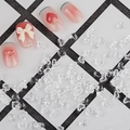Primer plano de adornos transparentes de corazón para uñas con detalles de melocotón - Grande / Transparente