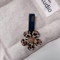 Detalle de pinza para pelo de flor de leopardo con diamantes y texto France Handmade - 1# Clip de Pico de Pato con Perla Café