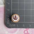Makroaufnahme einer Miniatur-Latte-Art-Tarte mit 1,2 cm Durchmesser auf Rastermatte - 02*Mini Vanille Malz Kaffee