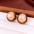Nahaufnahme goldener Vintage-Ohrstecker mit Webstruktur auf einem Samt-Schmuckständer - Gold & Braun (S925 Silberstift)