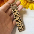 Portachiavi da polso in pelle leopardata con anello metallico argento in mano - Leopardo Classico