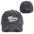 Détail de la casquette de baseball en velours côtelé gris foncé avec broderie blanche Mom - Réglable / Gris MOM