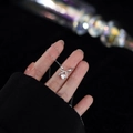 S925 Sterling Silber Halskette mit Schleife und Herz mit Zirkonia auf schwarzem Hintergrund - Silber / Weißer Zirkonia