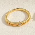 Détail de la bague double couche dorée avec un zircon rond étincelant serti - Zircone Blanche Unique - Or