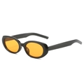 Retro Oval Sonnenbrille mit schwarzem Rahmen und orangen Gläsern in 45-Grad-Ansicht - Schwarzer Rahmen Gelbe Gläser