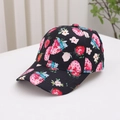 Detail van kinderpet met aardbeienprint op zwarte polyester stof met klep - 52-54cm (3-8 Jaar) / Zwart