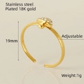 Macro-opname van de paddenstoelvormige ring van 18K verguld roestvrij staal met diamanten - Paddestoel Stijl (ZX645)