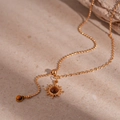Detalle del colgante de girasol vintage con ojo de tigre en cadena bañada en oro - Collar de Cadena de Girasol Dorado